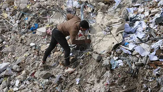 Günlerdir enkazda Kabe örtüsünü arıyorlar
