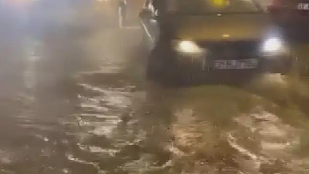 İzmir'de yağmur hayatı felç etti: Araçlar oluşan çukurlara düştü