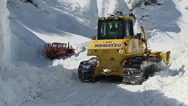 30 gündür yolu kapalı olan köye ulaştılar