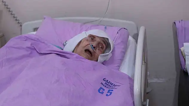 Gara şehidinin depremzede babaannesi yaralarını sarmaya çalışıyor