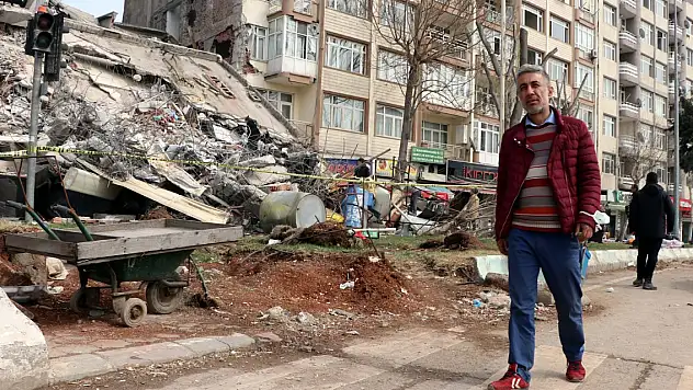 Depremden 50 saat sonra enkazı elleriyle kazarak çıktı