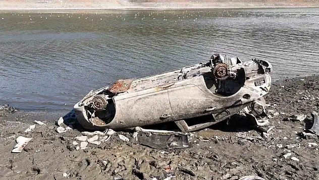Son 10 yılın en düşük noktasına gelen Alibey Barajı'nda arabalar yüzeye çıktı