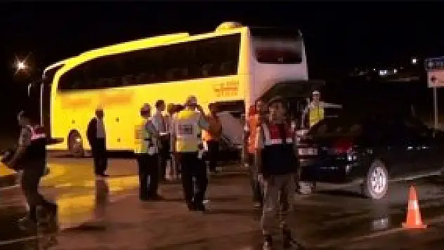 Otomobil yolcu otobüsüne çarptı: 8 yaralı