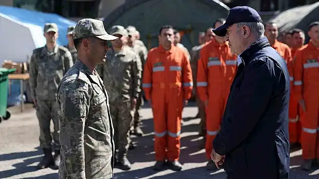 Bakan Akar depremin etkilediği Antakya'da çalışmaları inceledi