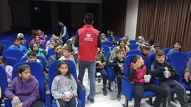 Konya Bozkır'da depremzede çocuklara film izleme etkinliği
