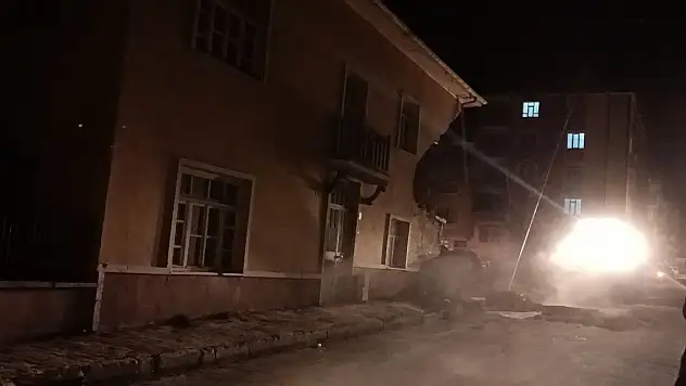 Elazığ'da yıkım kararı alınan binanın bir kısmı çöktü