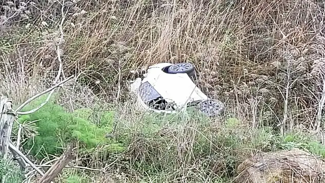 Bandırma'da trafik kazası: Araç tarlaya uçtu, 2 kişi yaralandı