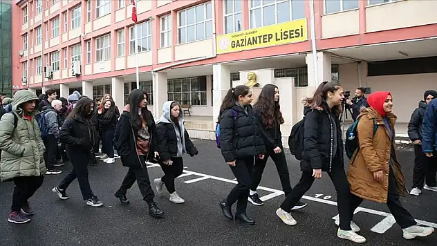 Depremden etkilenen Gaziantep, Adana ve Osmaniye'de eğitim öğretim yeniden başladı