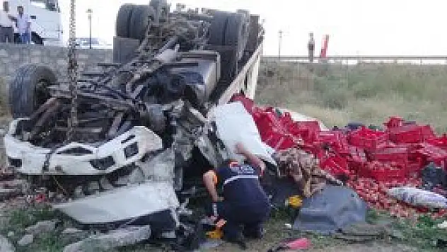 Şeftali yüklü kamyon takla attı: 1 ölü, 1 yaralı