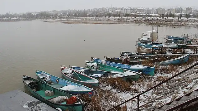Konya Beyşehir'de kar yağışı ilçeyi beyaza bürüdü