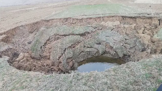 Tarlada 15 metre çaplı obruk oluştu