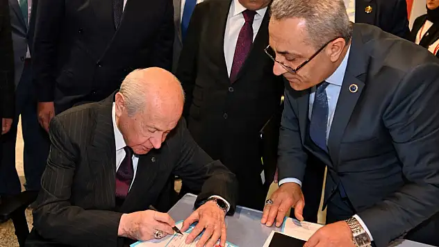Bahçeli, milletvekili adaylık başvurusunu yaptı
