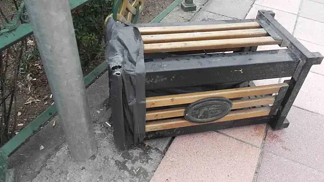 Hıncını çöp kutusundan çıkardı!