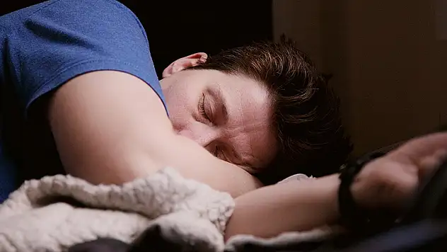 Geceleri 6 saatten az uyuyanlar dikkat! Etkisini azaltıyor