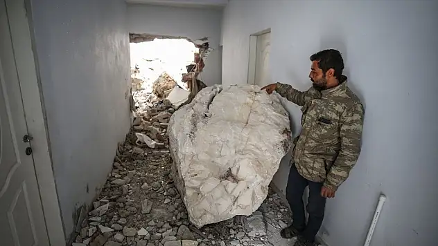 Hatay'da depremde yıkılmayan evlere dağdan kopan kayalar zarar verdi