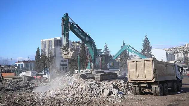 Kahramanmaraş'ta 22 binanın daha yıkımına başlandı