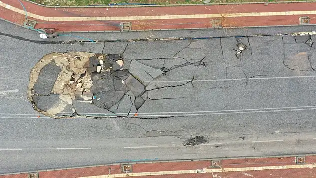 Şanlıurfa'da sel nedeniyle çöken yol trafiğe kapatıldı