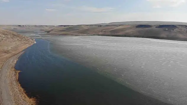 Baraj gölünün buzları çözülüyor