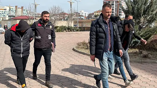 Sahaya girip Fiorentinalı futbolcuya saldıran 2 taraftar adliyede
