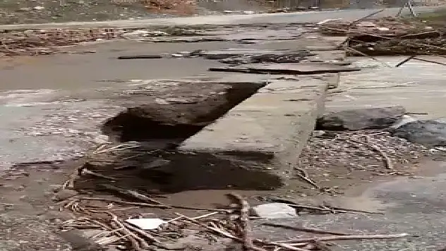 Sel suları köprüye zarar verdi