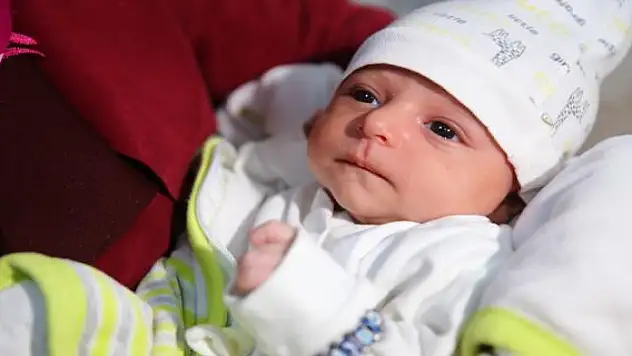 Devlet korumasına alınan depremzede 2 bebek, DNA testiyle ailelerine kavuşturuldu