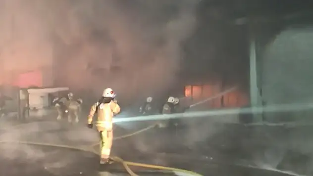 Kamyonet kasası imalathanesinde yangın