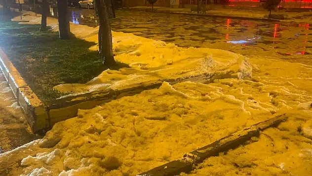 Kilis'te ceviz büyüklüğünde dolu yağdı