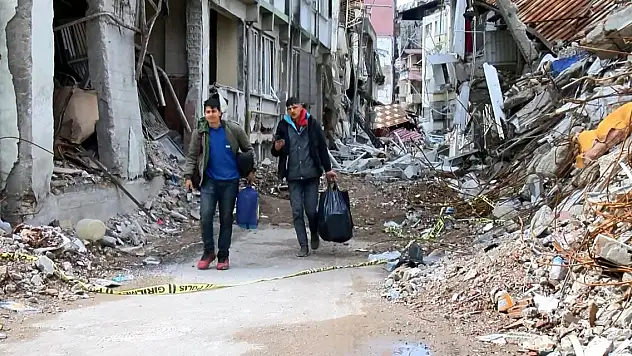 Hatay'da ağır hasarlı binalardan eşya kurtarma çabası
