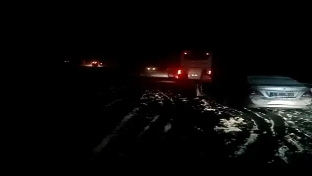 Şiddetli kar yağışı ve tipi nedeniyle mahsur kaldılar