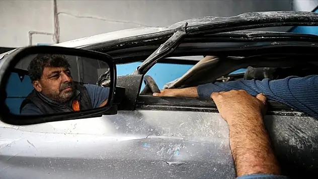 Antakya'da ustalarını kaybeden oto sanayiciler, yıkık dükkanların arasında mesaiye başladı