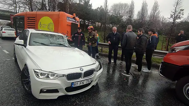 Virajı alamayan otomobil temizlik aracına çarptı