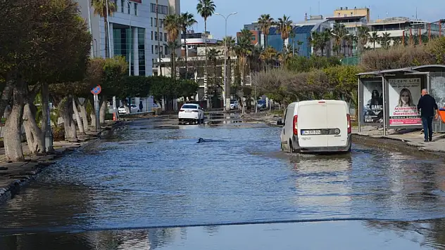 İskenderun'da yükselen deniz suyu çekildi