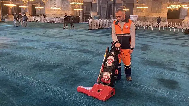 Ayasofya Cami Ramazan ayı öncesi gül suyu ile yıkandı