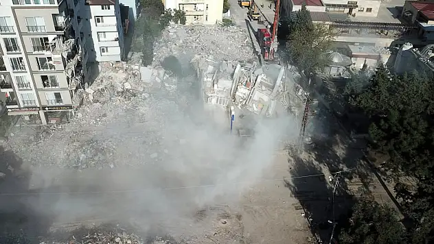Ağır hasarlı 3 binanın kontrollü yıkımı kamerada