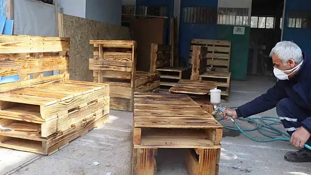 Deprem bölgesi için mobilya üretiyorlar