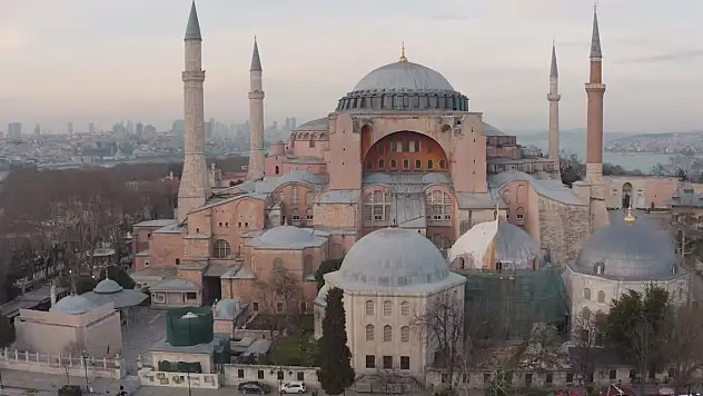 Ayasofya Camii'nde Ramazan mahyası!