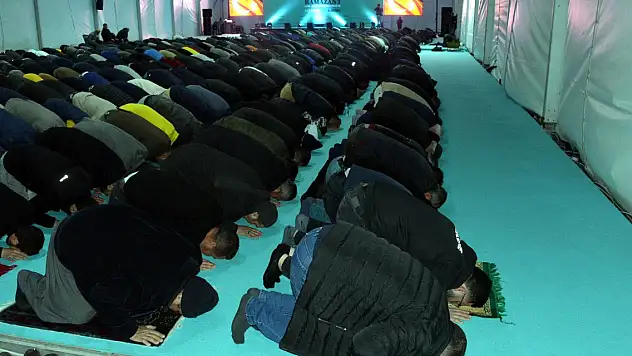 Depremin merkez üssü Kahramanmaraş'ta ilk teravih namazı