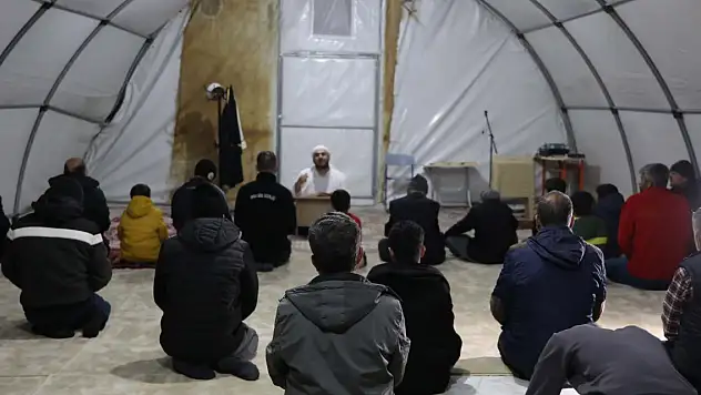 Depremin vurduğu Gaziantep'te, çadırda ilk teravih
