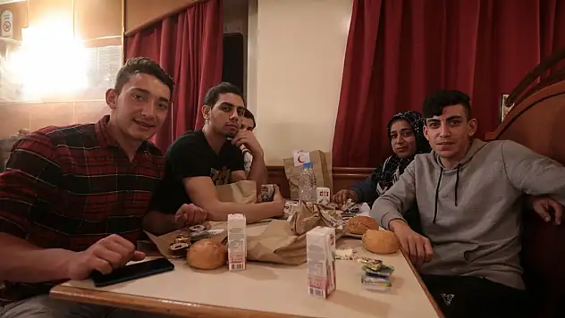 Hatay'daki gemi, çadır ve konteyner kentlerde ilk sahur