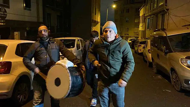 Fenomen Ramazan davulcusu depremzedeler için mani söyledi
