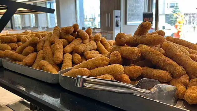Erzurum'da iftar sofralarının vazgeçilmez tatlısı 'kadayıf dolması'