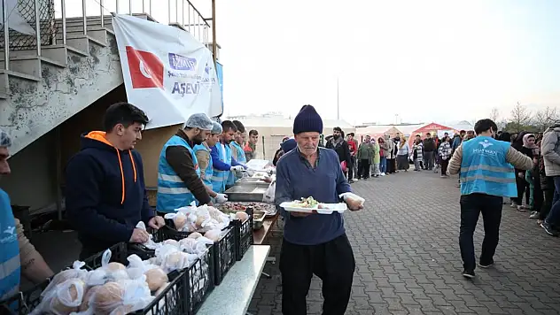 Deprem bölgesindeki 6 ilde ilk iftar yapıldı