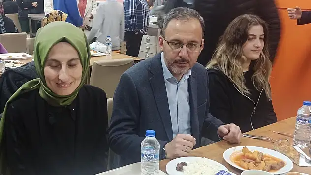 Bakan Kasapoğlu, orucunu depremzedelerle birlikte açtı