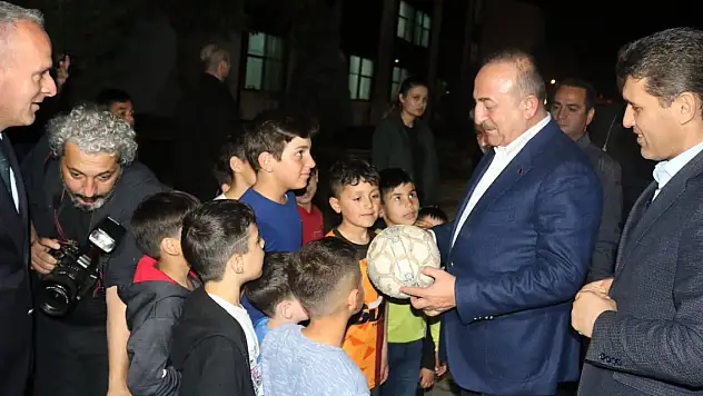 Bakan Çavuşoğlu, iftarını Antalya'da depremzedelerle birlikte yaptı