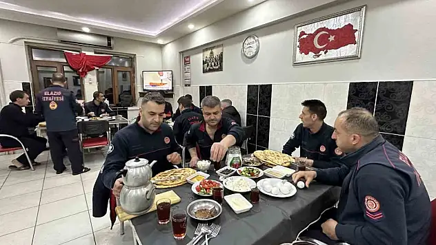 Deprem bölgesindeki itfaiyecilerin buruk sahuru