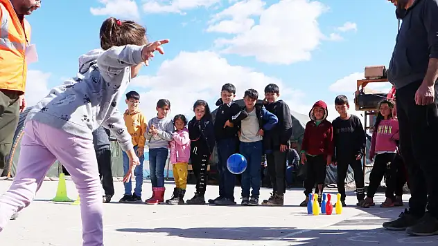Malatya'da depremzede çocuklar, oyun parkurunda doyasıya eğlendi