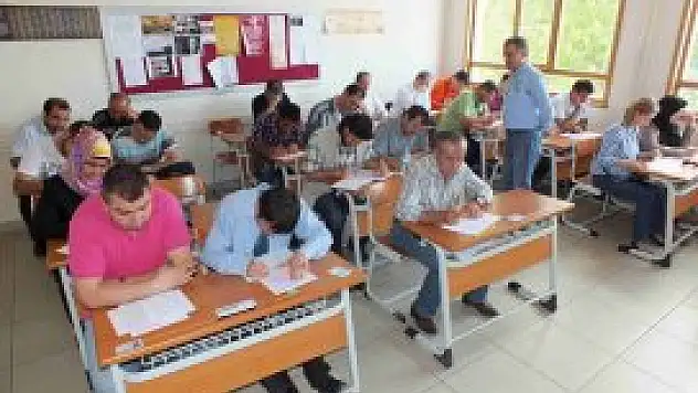 Siyaset akademisi öğrencileri sınavda ter döktü