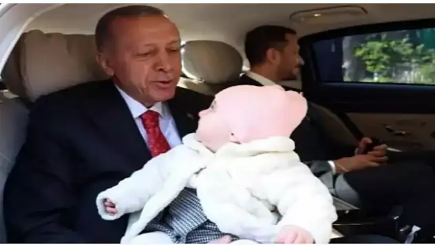 Erdoğan 8 aylık Lina bebeği sevdi, oyuncak hediye etti