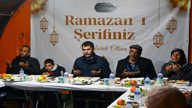 Bakan Kurum depremzedelerle Mehmetçik İftar Çadırı'nda orucunu açtı