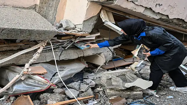 Babasının enkazda kalan 25 bin kitabıyla kütüphane kurulacak